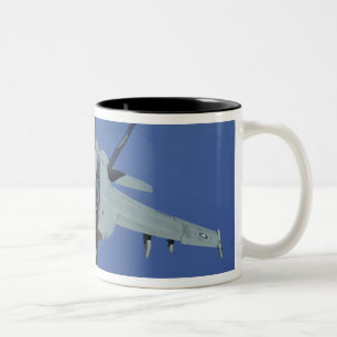 Eine Superhornisse US-Marine-F/A-18F im Flug Zweifarbige Tasse