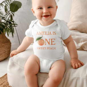 Eine süße Gingham-Pfirsich-Einladung zum 1. Geburt Baby Strampler