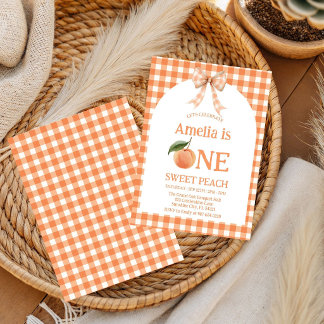 Eine süße Gingham-Pfirsich-Einladung zum 1. Geburt Einladung
