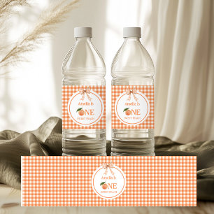 Eine süße Gingham-Pfirsich-Einladung zum 1. Geburt Wasserflaschenetikett