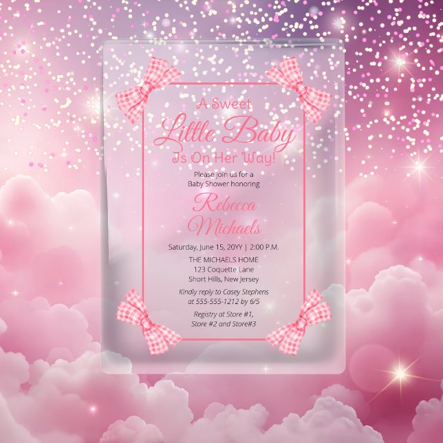 Eine süße kleine Baby Pink Bows Girl Baby Dusche Acryleinladungen ("A Sweet Little Baby" Coquette Gingham Check Bows Girl Baby Shower Acrylic Invitations)