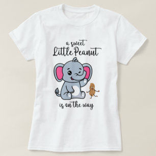 Eine süße kleine Erdnuss auf dem Weg neues Baby Co T-Shirt