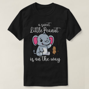 Eine süße kleine Erdnuss auf dem Weg neues Baby Co T-Shirt