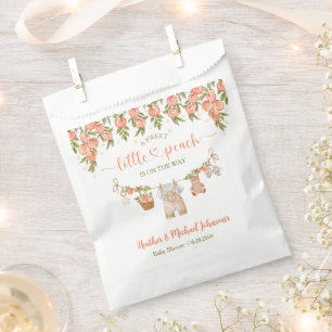 Eine süße kleine Pfirsich-Wäscheleine-Junge-Baby-P Geschenktütchen