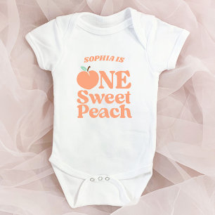 Eine süße Pfirsich-Orangen-Erst-1.-Geburtstagsfeie Baby Strampler