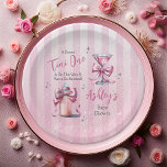 Eine süße Tini-One-Pink-Coquette-Girl-Babydusche Pappteller<br><div class="desc">"Ein süßer Tini ist unterwegs und wir sind so aufgeregt!" Coquette martini und Babyflasche Mädchen Baby Dusche oder Sprinkle Design mit rosa und weiß gestreift mit weißem Sternenstaub auf einem Gradienten rosa bis klaren Hintergrund vorne mit blassrosa solidem Hintergrund auf der Rückseite.</div>