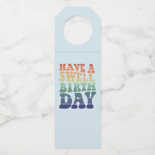Eine Swell Birthday Moderne Regenbogentypografie Flaschenanhänger