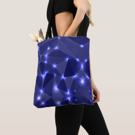Eine Tasche mit schwarzen Trageriemen zeigt ein ge