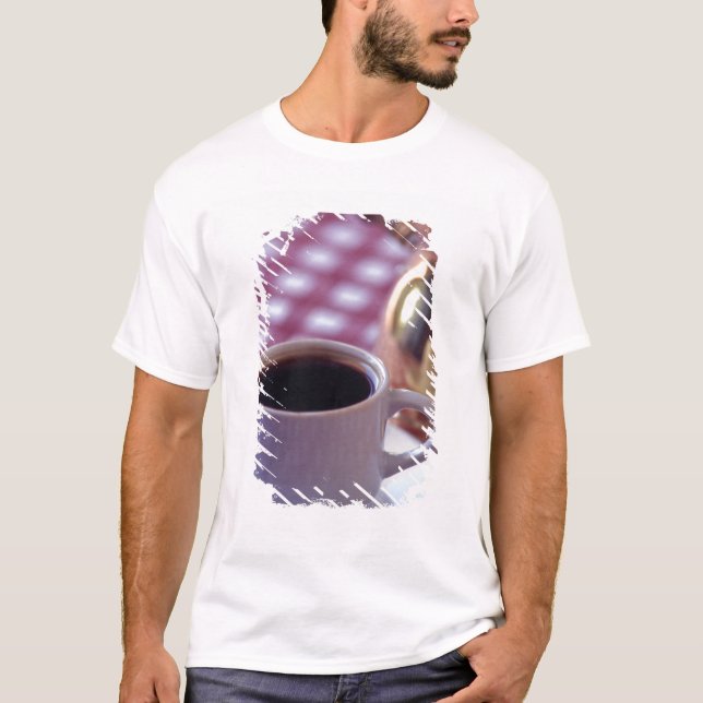 Eine Tasse arabischen Kaffee. Syrien. Die Mitte T-Shirt (Vorderseite)