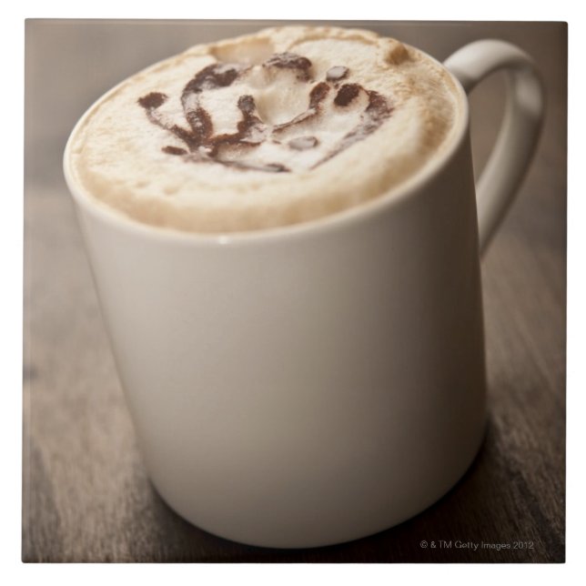 Eine Tasse Cappuccinokaffee überstieg mit Fliese (Vorderseite)