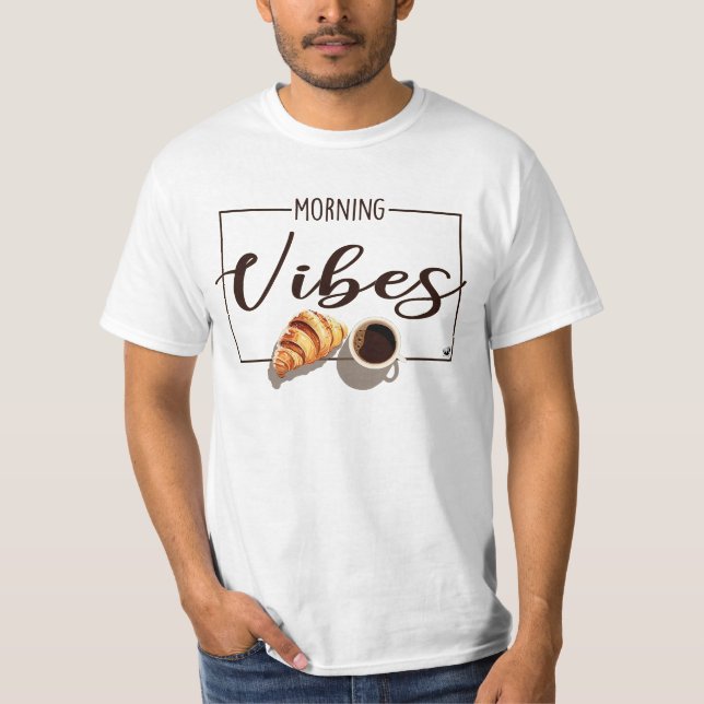 Eine Tasse Kaffee mit Croissant Abbildung T-Shirt (Vorderseite)
