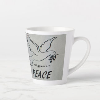 Eine Tasse mit Friedenstaube und Schrift