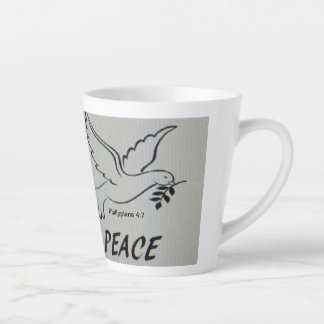 Eine Tasse mit Friedenstaube und Schrift