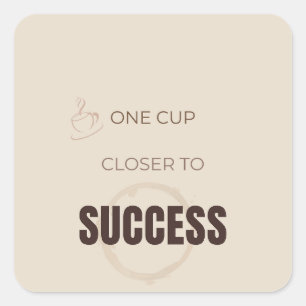 Eine Tasse näher zum Erfolg Motivierende Kaffee Li Quadratischer Aufkleber