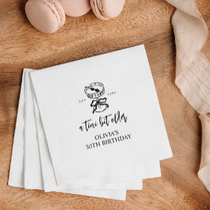 Eine Tini-Bit ältere Martini-Geburtstagsparty Serviette