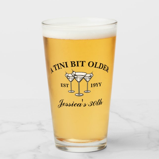 Eine Tini Bit Older Martini Black Birthday Party Glas (Vorne (Gefüllt))