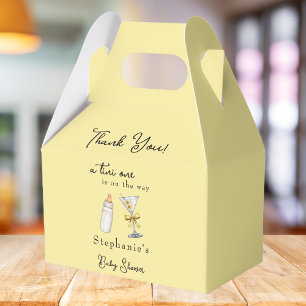Eine Tini-Dusche auf dem Weg zur gelben Martini-Ba Geschenkschachtel