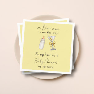 Eine Tini-Dusche auf dem Weg zur gelben Martini-Ba Serviette