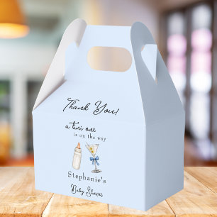 Eine Tini-Dusche befindet sich auf dem Weg zur Blu Geschenkschachtel