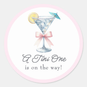 Eine Tini One ist auf dem Weg Martini Baby Shower Runder Aufkleber