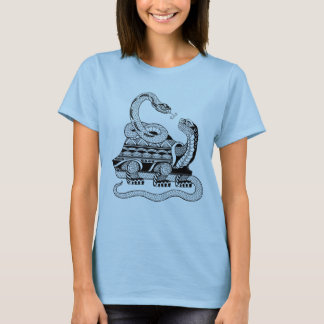 eine Tortoise, die mit einem Schlangen-T - Shirt v