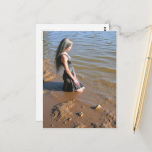 Eine traurige Frau kniet im Wasser Postkarte