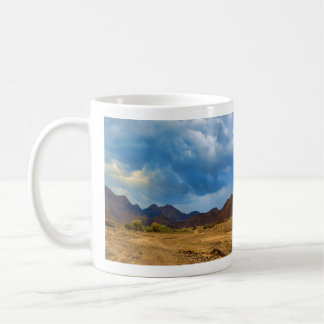 Eine trockene Landschaft unter einem dramatischen, Kaffeetasse