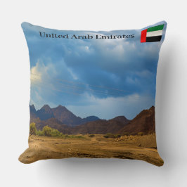 Eine trockene Landschaft unter einem dramatischen, Kissen