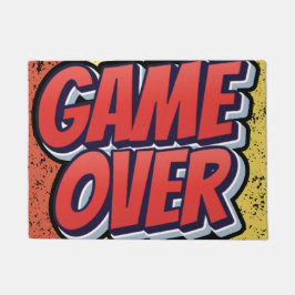 Eine Tür mit einem Spielmotiv. Fußmatte