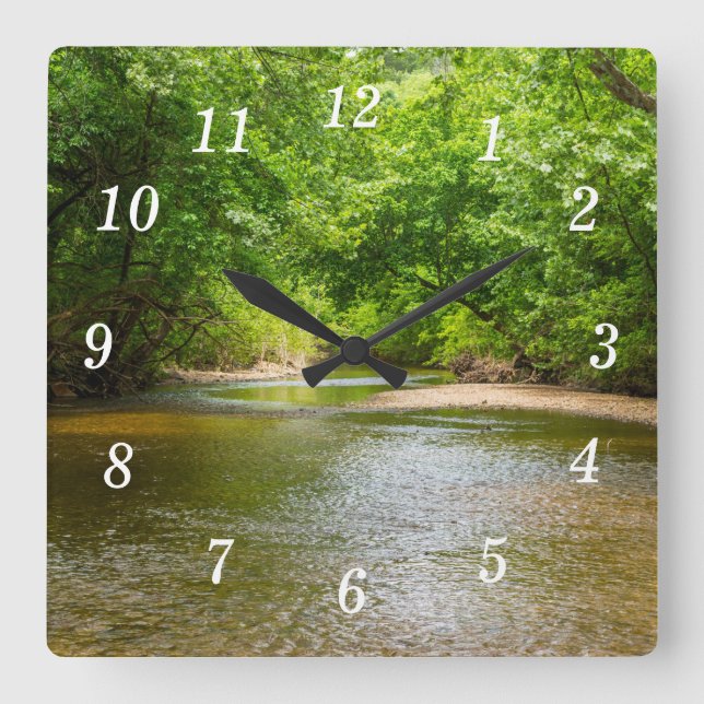 Eine Uhr an der Wand hochfahren (Vorderseite)