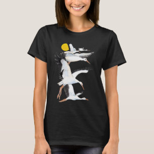 Eine Uhr weißer Storchen, die über die Sonnenstrah T-Shirt