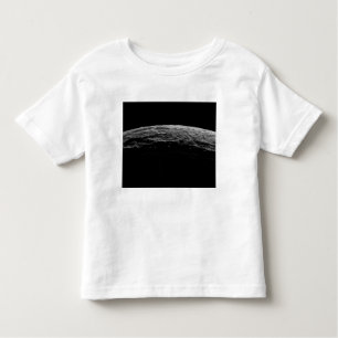 Eine unwirkliche Landschaft des Saturns Mond Kleinkind T-shirt