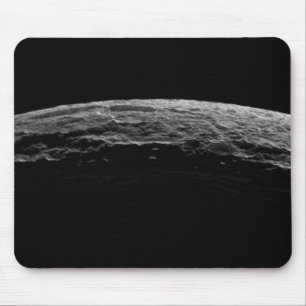 Eine unwirkliche Landschaft des Saturns Mond Mousepad