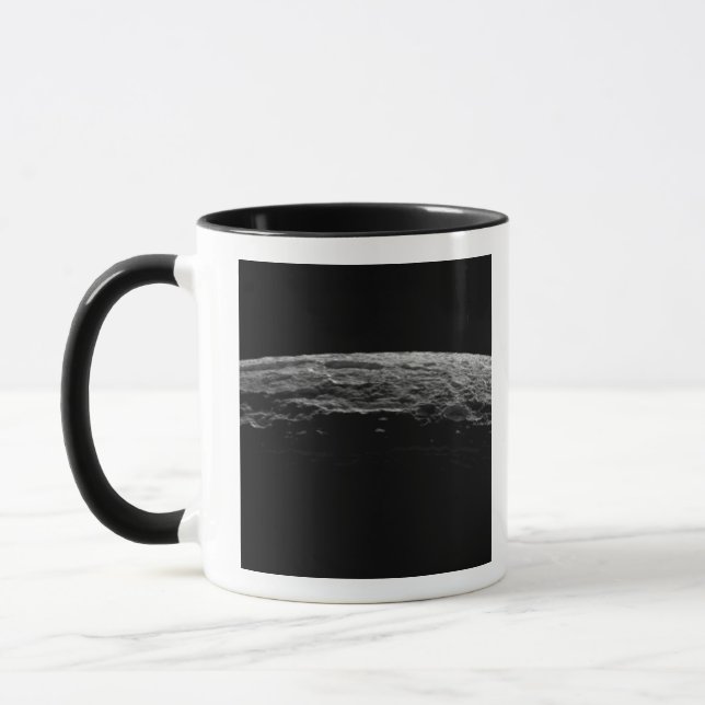 Eine unwirkliche Landschaft des Saturns Mond Tasse (Links)