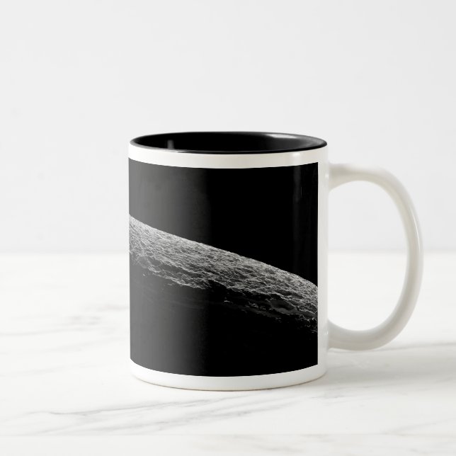 Eine unwirkliche Landschaft des Saturns Mond Zweifarbige Tasse (Rechts)