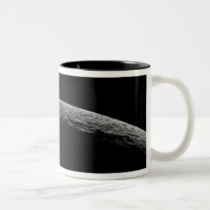 Eine unwirkliche Landschaft von Saturns Mond Zweifarbige Tasse