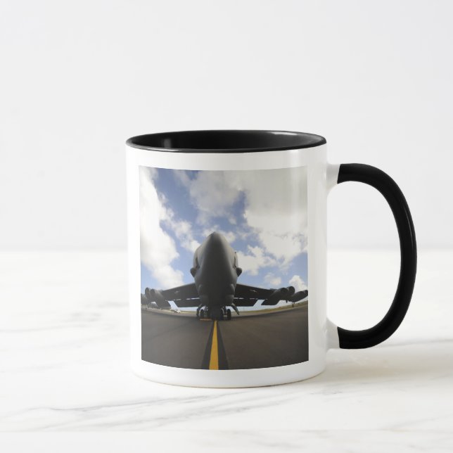 Eine US-Crew zur Aufrechterhaltung der Luftwaffe Tasse (Rechts)