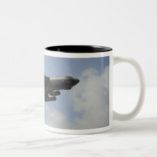 Eine US-Luftwaffe B-52 Stratofestung im Flugzeug Zweifarbige Tasse