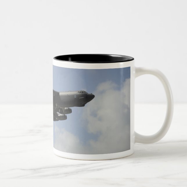 Eine US-Luftwaffe B-52 Stratofestung im Flugzeug Zweifarbige Tasse (Rechts)