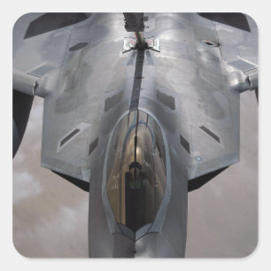 Eine US-Luftwaffe F-22 Raptor wird betankt Quadratischer Aufkleber