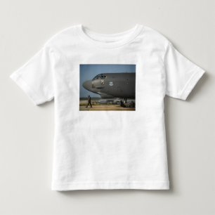 Eine US-Luftwaffeflugzeugbesatzung bereitet ein Kleinkind T-shirt