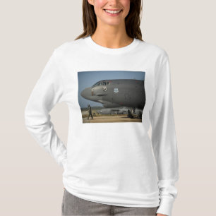 Eine US-Luftwaffeflugzeugbesatzung bereitet ein T-Shirt