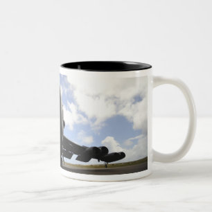 Eine US-Luftwaffenwartungs-Crew Zweifarbige Tasse