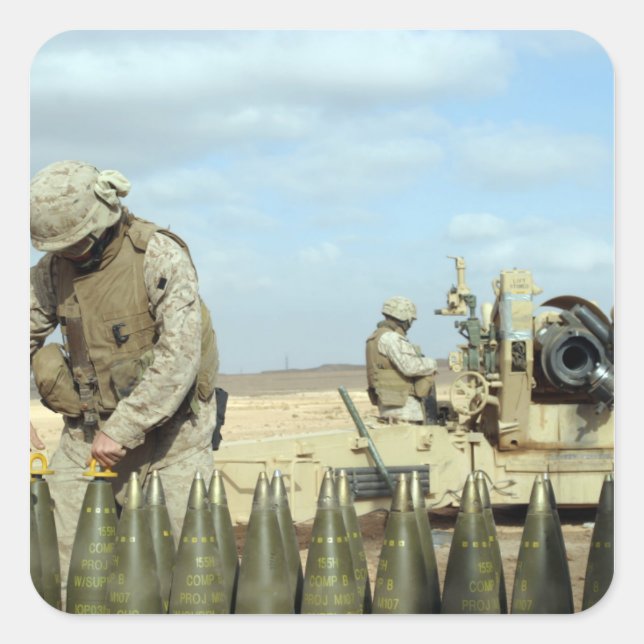 Eine US-Marine bereitet hewitternde Runden auf Feu Quadratischer Aufkleber (Vorderseite)