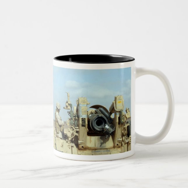 Eine US-Marine bereitet hewitternde Runden auf Feu Zweifarbige Tasse (Rechts)