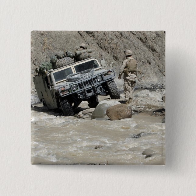 Eine US-Marine, die den Fahrer eines Humvee leitet Button (Vorderseite)