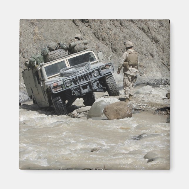 Eine US-Marine, die den Fahrer eines Humvee leitet Magnet (Vorne)