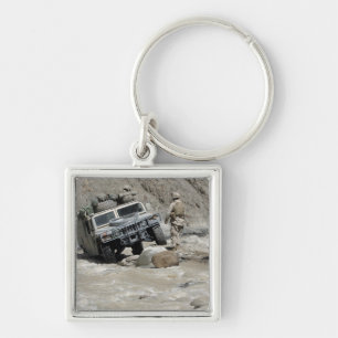 Eine US-Marine, die den Fahrer eines Humvee leitet Schlüsselanhänger