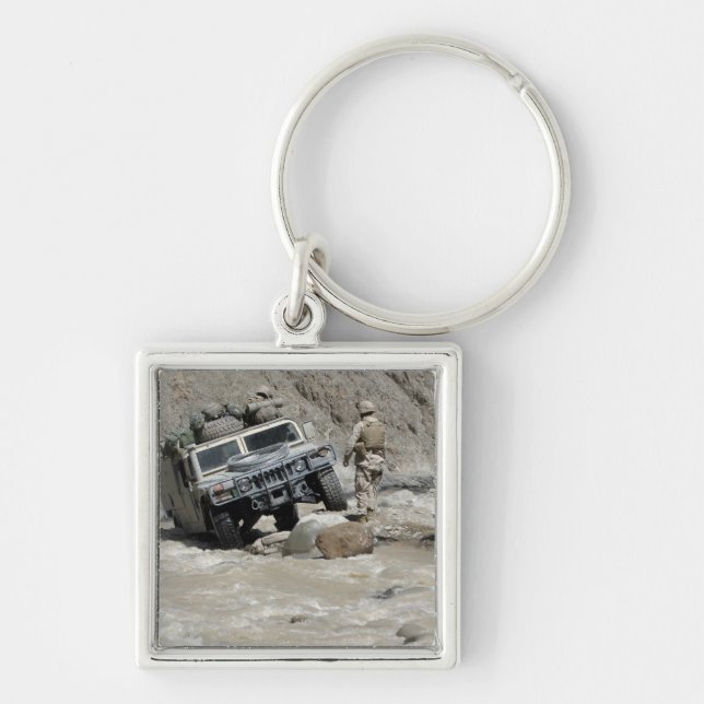 Eine US-Marine, die den Fahrer eines Humvee leitet Schlüsselanhänger (Vorne)