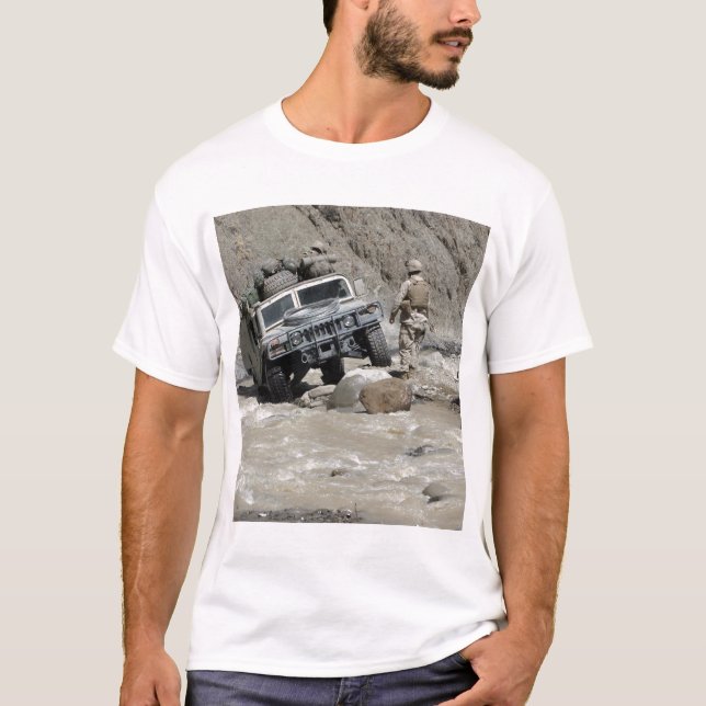 Eine US-Marine, die den Fahrer eines Humvee leitet T-Shirt (Vorderseite)